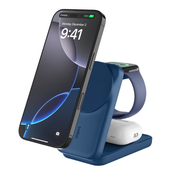 A Belkin UltraCharge 3 az 1-ben összecsukható mágneses töltő kék színben (Kép forrása: Belkin)