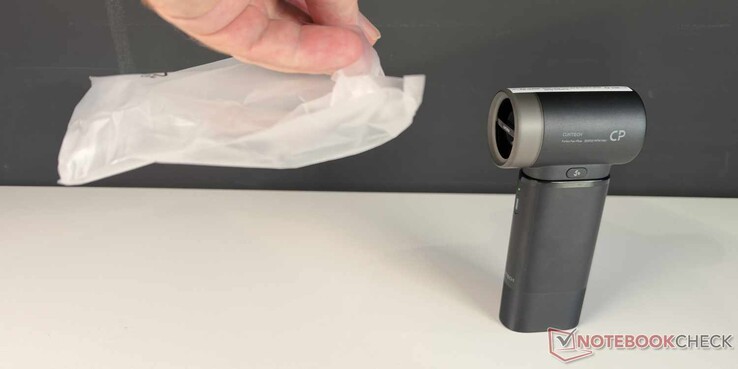 A mini ventilátor a harmadik fokozaton kellemes szellőt kelt, amint azt a lobogó táska is mutatja.