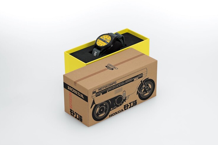 A Seiko 5 Sports Field x Honda Motocompo Limited Edition számára készült speciális karton doboz, amelyet úgy terveztek, hogy hasonlítson a Honda Motocompo eredeti szállítódobozához.