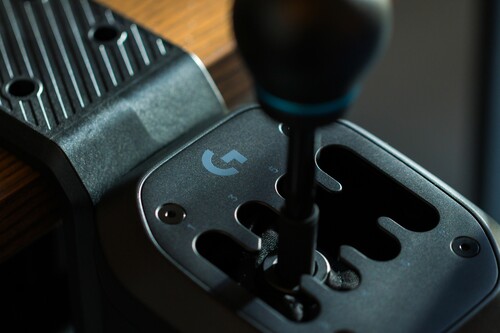 A Logitech G RS H-Shifter a képen asztali rögzítővel látható