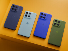 A Motorola a Moto G56 bevezetési színei a következők: Black Oyster, Grey Mist, Dazzling Blue és Dill, mind Pantone márkajelzéssel. (Kép forrása: Motorola)
