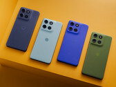 A Motorola a Moto G56 bevezetési színei a következők: Black Oyster, Grey Mist, Dazzling Blue és Dill, mind Pantone márkajelzéssel. (Kép forrása: Motorola)