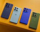 A Motorola a Moto G56 bevezetési színei a következők: Black Oyster, Grey Mist, Dazzling Blue és Dill, mind Pantone márkajelzéssel. (Kép forrása: Motorola)