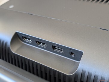 ... míg a HDMI-, audio- és USB-portok a projektor állítható részén találhatók