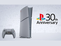 A Sony PlayStation 30th Anniversary limitált kiadású konzolja és kontrollere a képen (kép forrása: PlayStation Direct)