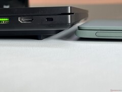 A dudor és az állvány majdnem olyan magas, mint néhány subnotebook.