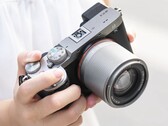 A megfizethető TTArtisan 50 mm f/1.8 Neo autofókuszos objektív mostantól két új színben is kapható.