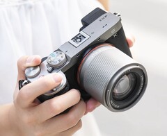 A megfizethető TTArtisan 50 mm f/1.8 Neo autofókuszos objektív mostantól két új színben is kapható.