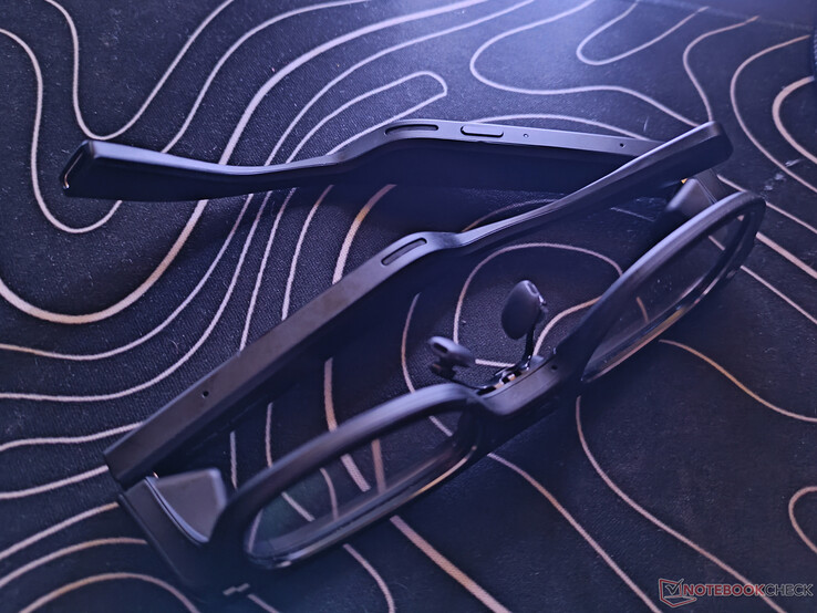 Hangszórók és mikrofonok mindkét halánték alján