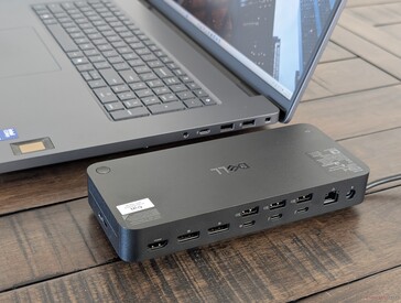 A dokkolóállomás hátulján láthatóak a rendelkezésre álló portok, beleértve több külső kijelző támogatását, akár négy 4K 120 Hz-es monitorig