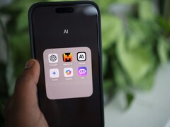 Okostelefon, amelyen egy AI nevű alkalmazásmappa látható ChatGPT, Mistral AI, Claude, Gemini, Copilot és Poe alkalmazásokkal.