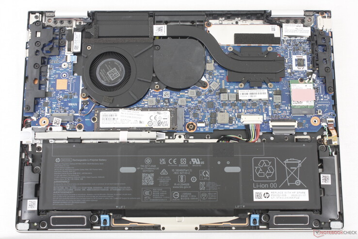 EliteBook 8 Flip G1i 13 egy M.2 2280 SSD-hely, kivehető WLAN-modul és opcionális WAN-hely. A RAM forrasztott