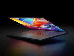 Az Asus egy haptikus trackpadot és egy 1,7 mm-es billentyűútú billentyűzetet épített be.