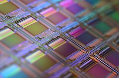 Makrofelvétel egy szilíciumszeletről - az ehhez hasonló struktúrák a neuromorfikus és memórián belüli számítástechnikában használt chiptervek alapját képezik (Kép forrása: Laura Ockel via Unsplash)