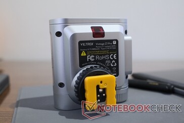 A figyelmeztetéseket és egyéb fontos információkat egy matricára nyomtatták.