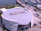 A képen látható a GTA VI „Welcome to Vice City” feliratú Miami Heat Stadion-óriásplakátja