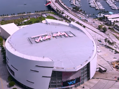 A képen látható a GTA VI „Welcome to Vice City” feliratú Miami Heat Stadion-óriásplakátja