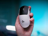 Logitech G Pro X2 Superstrike játékegér kézben, kék háttéren