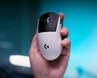 Logitech G Pro X2 Superstrike játékegér kézben, kék háttéren