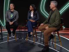 Phil Spencer (balra), Sarah Bond (középen) és Matt Booty (jobbra) egy Xbox-podcastban. (Kép forrása: Xbox a YouTube-on)