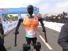 Pekingben először vettek részt humanoid robotok egy félmaratonon tesztelési céllal. (Kép forrása: YouTube / CGTN)