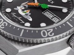 Közeli kép a Timex Looney Tunes x M79 Automatic fekete számlapjáról, amelyen Bugs Bunny az alsó felén heverészik, középen pedig egy répa alakú másodpercmutató látható.