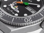 Közeli kép a Timex Looney Tunes x M79 Automatic fekete számlapjáról, amelyen Bugs Bunny az alsó felén heverészik, középen pedig egy répa alakú másodpercmutató látható.