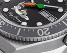 Közeli kép a Timex Looney Tunes x M79 Automatic fekete számlapjáról, amelyen Bugs Bunny az alsó felén heverészik, középen pedig egy répa alakú másodpercmutató látható.