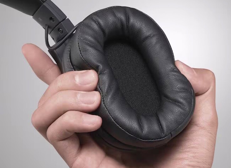A Yamaha YH-L500A fejhallgató puha fülpárnákat használ a kényelmes viselet érdekében. (Kép forrása: Yamaha)