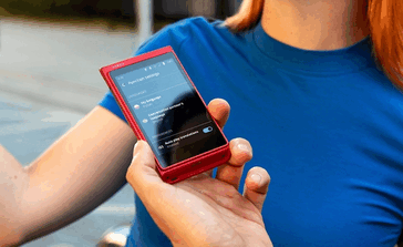 A Vasco Translator Q1 támogatja a valós idejű hangfordításhoz szükséges hands free funkciót (Kép forrása: Vasco)