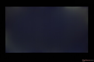 Mérsékelten egyenetlen háttérvilágítás a széleken