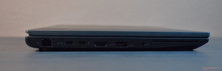 balra: Ethernet RJ45, 2x Thunderbolt 4, HDMI, USB A 3.2 Gen 1, 3,5 mm-es hang, Smartcard olvasó