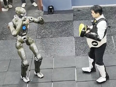 Az EngineAI T800 általános célú robot a vállalat vezérigazgatója, Zhao Tongyang ellenében. (Kép forrása: EngineAI on X)