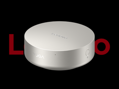A Lenovo Yoga Mini i mini PC, a képen fekete háttérrel és a Lenovo logóval a tetején. (Kép forrása: Lenovo - szerkesztés)