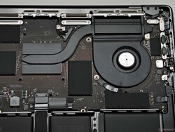 Az M5 SoC hűtéséről egy ventilátor gondoskodik.