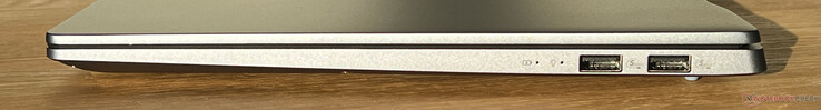 Jobbra: 2x USB-A 3.2 Gen.1 (5 Gbit/s)