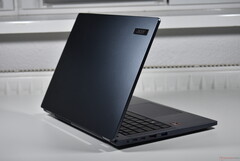 Az Acer válasza a Dell, a Lenovo és a HP üzleti laptopjaira: TravelMate P4. (Kép forrása: Benjamin Herzig/Notebookcheck)