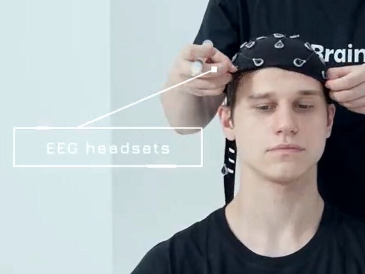 Egy agysapka leolvassa a gondolatokból származó elektromos jeleket, hogy távolról irányítsa a robotokat.