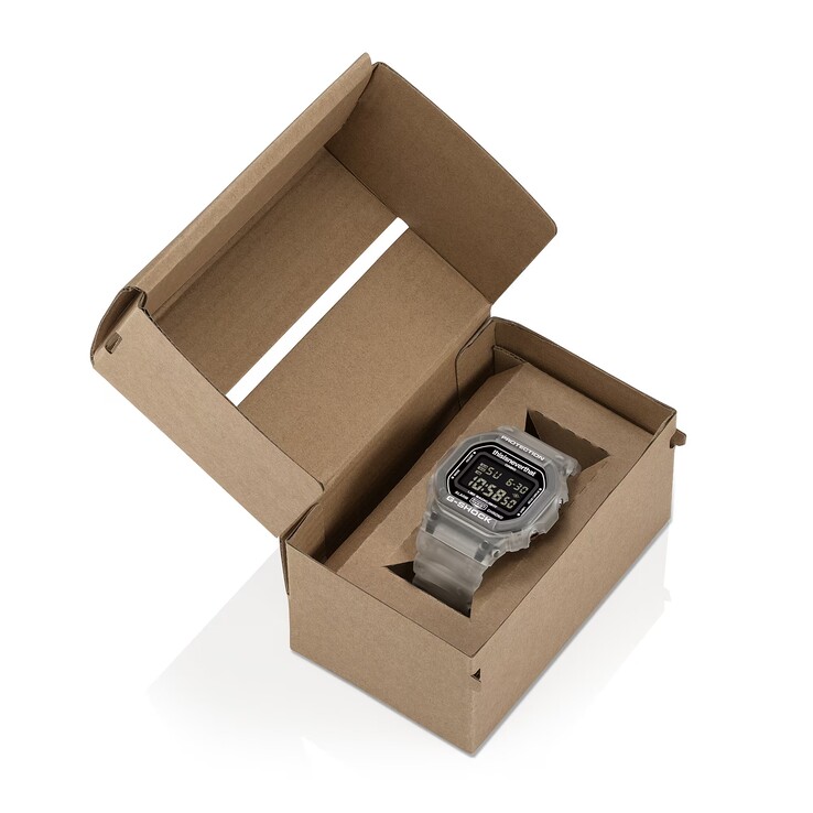 A Casio a DW-5600TNT-7 modellt az együttműködés alkalmából készített különleges kiadású csomagolásban szállítja.