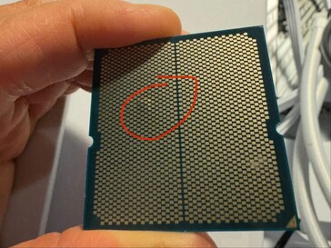 Ryzen CPU dudorral és némi elszíneződéssel. (Kép forrása: I_fliu a Reddit-en)