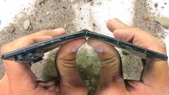 A Samsung Galaxy Z Fold8 Ultra a tartóssági tesztről egyenesen a szétszerelésre kerül, drága kijelzőkárosodással.