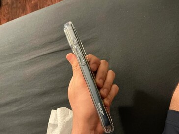 Spigen átlátszó tok. (Kép forrása: u/ChakiWRLD)