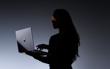 A Surface Laptop Ultra súlya 2 kg.