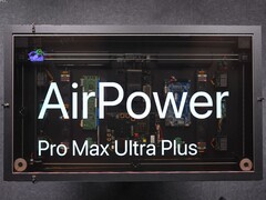 Az HTX Studio AirPower-inspirált, saját készítésű töltőasztala, amelyen látható a belső hardver és az átlátszó kijelző.