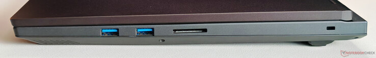 Jobbra: 2x USB-A 3.2 Gen. 1 (5 Gbit/s), SD kártyaolvasó, Kensington zár
