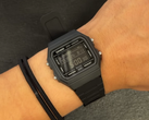 A Casio F-B100W-1BJF (a képen) egy csuklón.