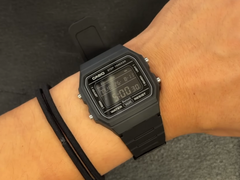 A Casio F-B100W-1BJF (a képen) egy csuklón.