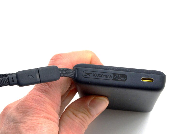 A Baseus a PicoGo AM52-t integrált kábellel is kínálja.