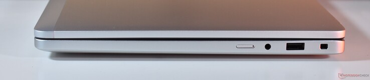 jobbra: nanoSIM, 3,5 mm-es hang, USB-A 3.2 Gen 1, nemes záróhely