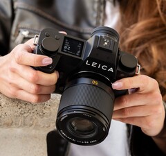 A Leica SL3-P-t igazi teljes képkocka-méretű, sokoldalú fényképezőgépként hirdetik.